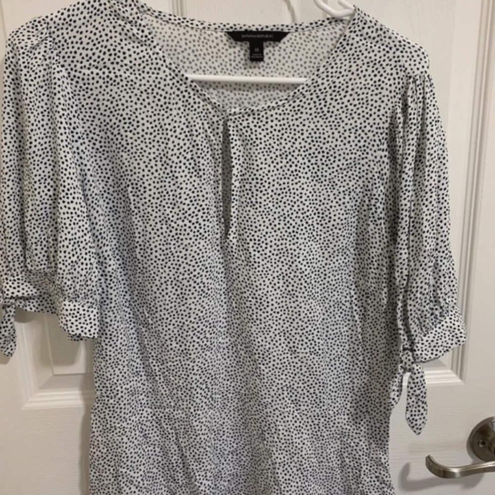 Blusa de puntos con cierre oculto